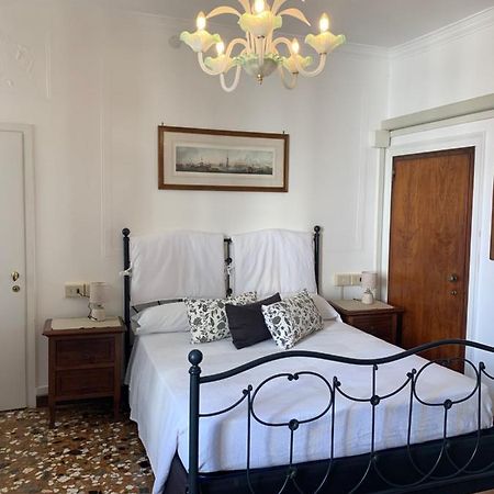 B&B Al Teatro With Canal View เวนิส ภายนอก รูปภาพ