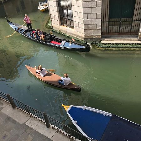 B&B Al Teatro With Canal View เวนิส ภายนอก รูปภาพ