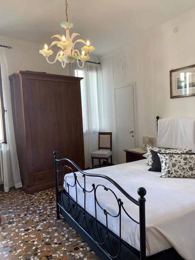 B&B Al Teatro With Canal View เวนิส ภายนอก รูปภาพ