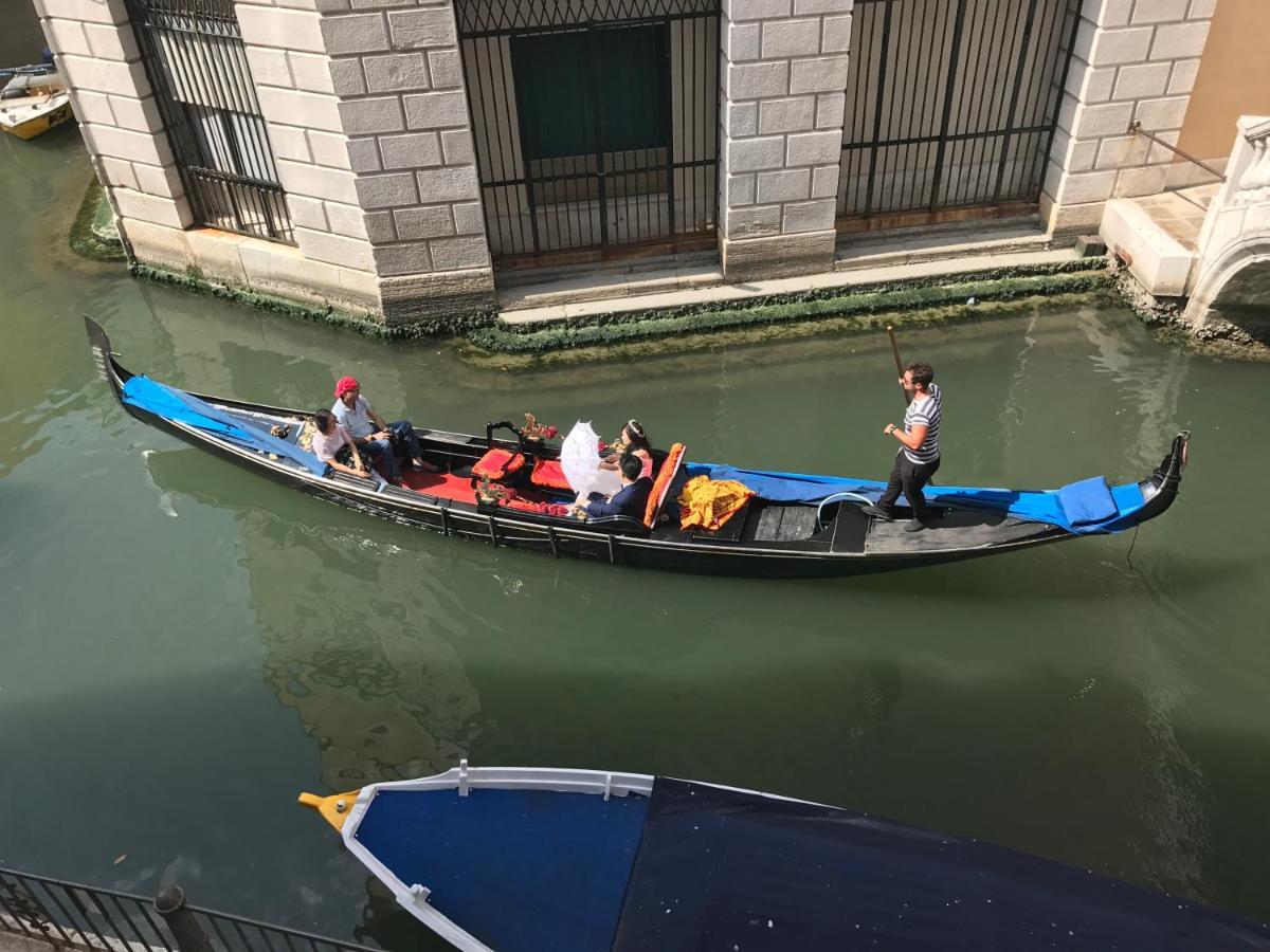 B&B Al Teatro With Canal View เวนิส ภายนอก รูปภาพ