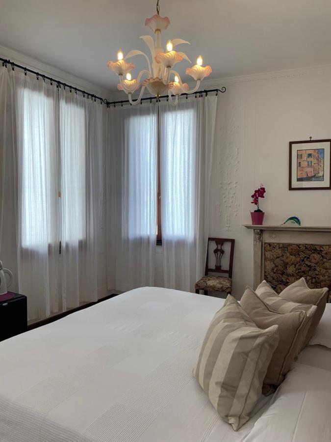 B&B Al Teatro With Canal View เวนิส ภายนอก รูปภาพ